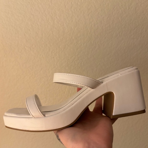🤍Olivia Miller White Block Heel Sandals (size 7)🤍 - Picture 7 of 14